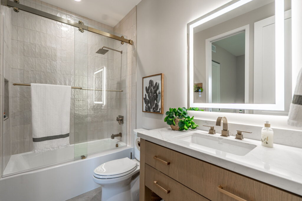dsc9454 hdr Modern bathroom with elegant fixtures